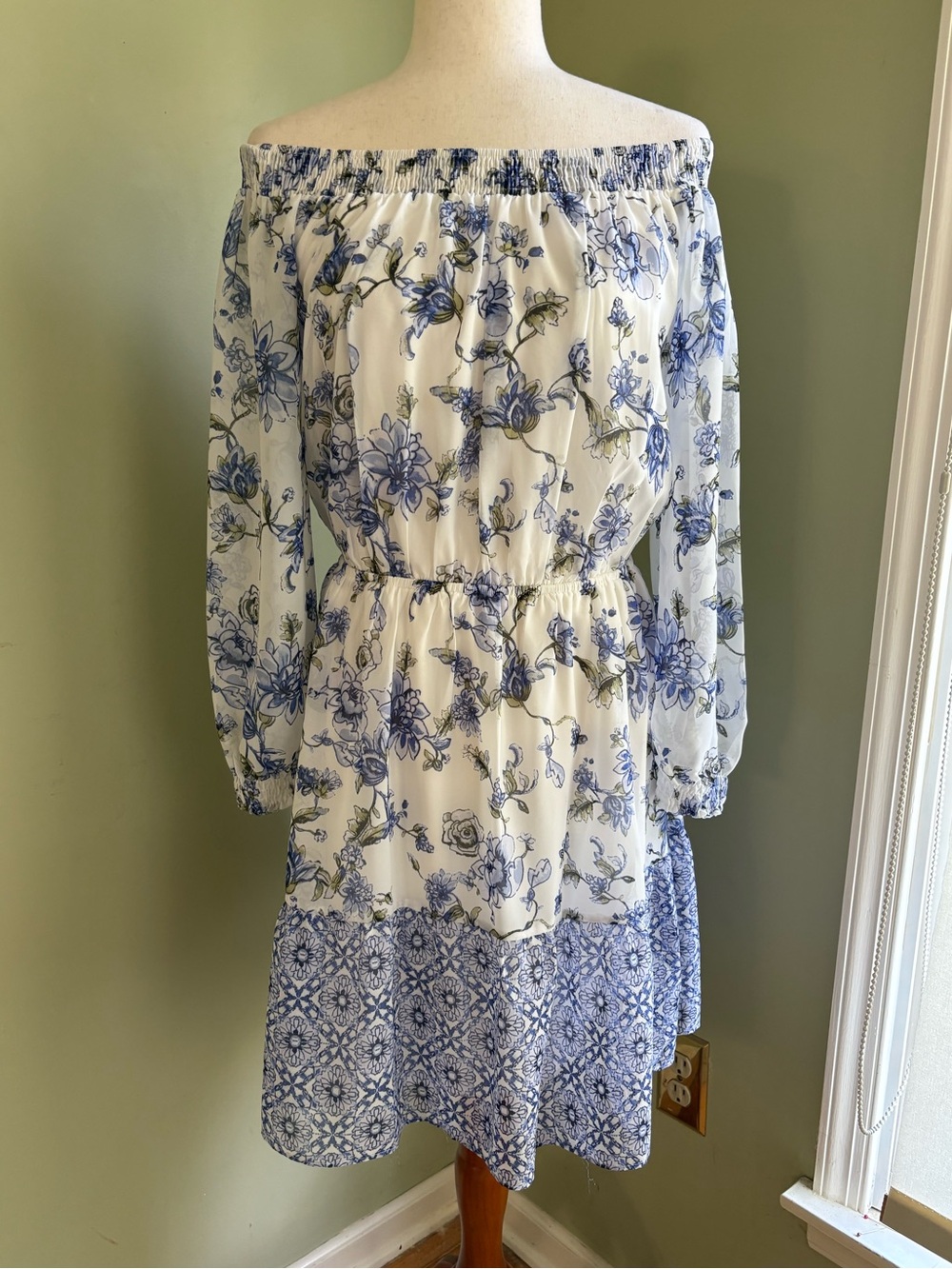 Eci on/off the shoulder dress. White/blue floral Sz M. Gathered waist/sleeves.